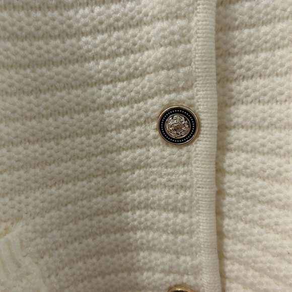 NWOT Women’s White Knit Cardigan Gold Buttons Pockets Size L Quiet Luxury - Picture 3 of 6